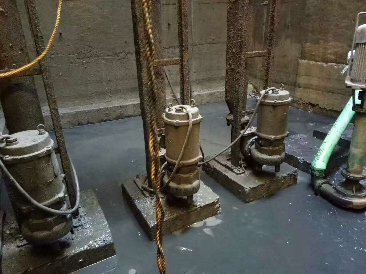 宝山污水池清理