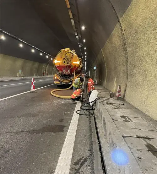 宝山隧道排水渠清淤